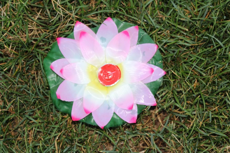 1 lampada solare in ferro per giardino a forma di fiore di loto, sensore di luce automatico, lampada solare da vialetto, decorazione da giardino | Leroy Merlin